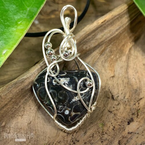 liebevoll handgefertigter Schmuck Anhänger - ein Drahtschmuck Unikat der Drahtkunst Manufaktur