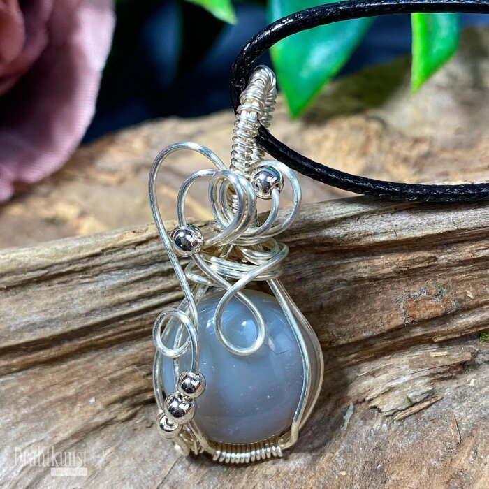 liebevoll handgefertigter Schmuck Anhänger - ein Drahtschmuck Unikat der Drahtkunst Manufaktur