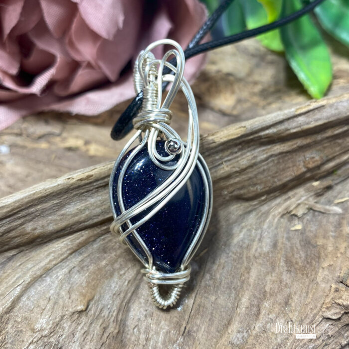 liebevoll handgefertigter Schmuck Anhänger - ein Drahtschmuck Unikat der Drahtkunst Manufaktur